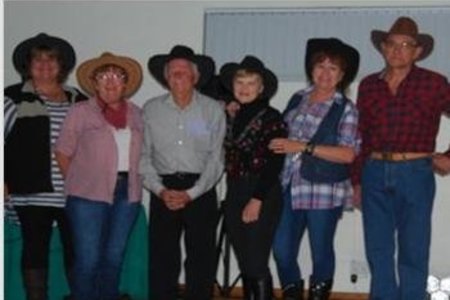 Enkele “Western & Country” geklede klublede en gaste tydens die Birkenhead Boothengelklub se onlangse funksie